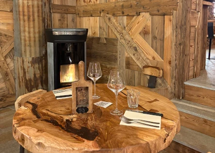 Dettaglio tavolo in legno con stufa - Ristorante Grange Tachier