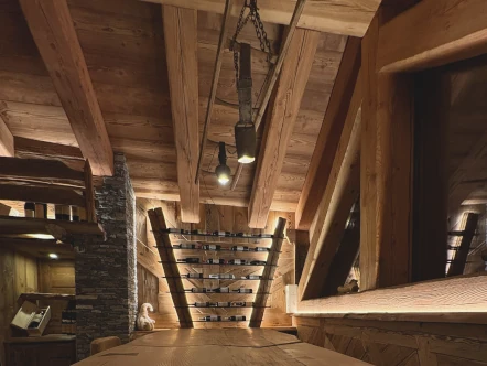 Sala interna con espositore moderno di vini - Ristorante Grange Tachier