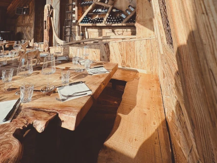 Sala interna con lampadario di corna di cervo - Ristorante Grange Tachier