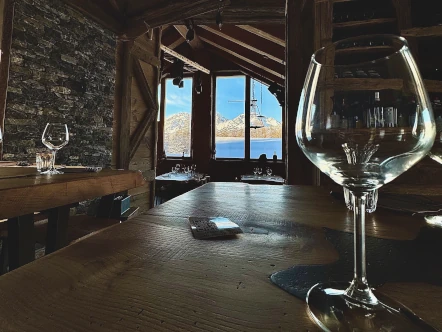 Sala interna con vista sulle montaggne - Ristorante Grange Tachier