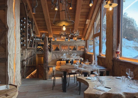 Sala interna con vista sulle montaggne - Ristorante Grange Tachier