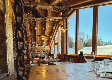 Sala interna con vista sulle montaggne - Ristorante Grange Tachier