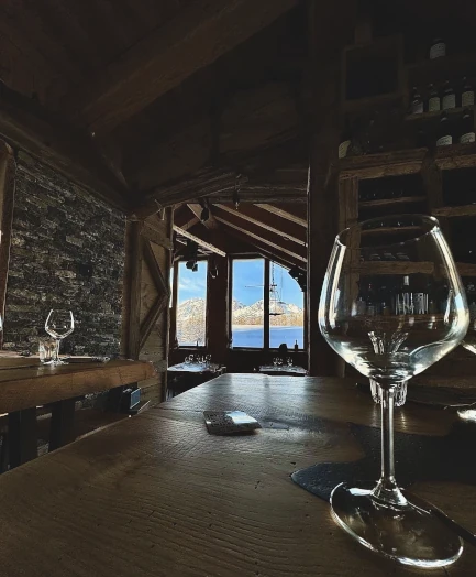 Particolari Interno Ristorante Grange Tachier con vista sulle montagne